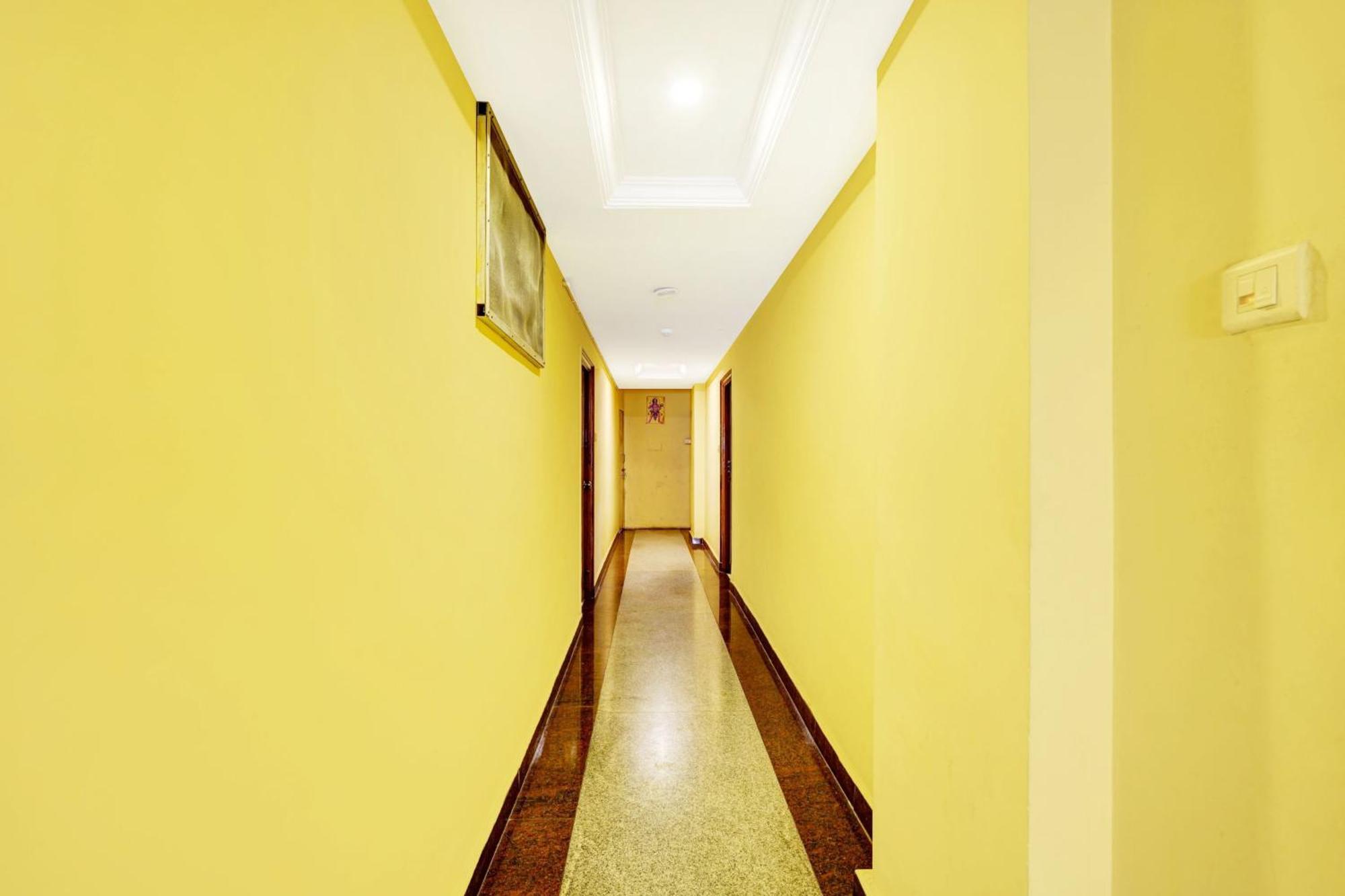 Super Hotel O Padmavathi Puram Near Railway Station 蒂鲁帕蒂 外观 照片